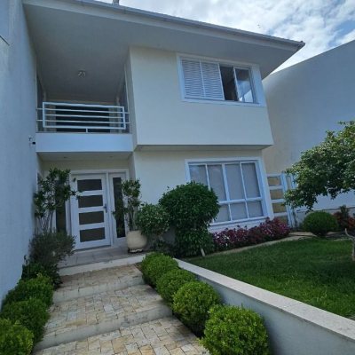Casa Residencial com 339m², 3 quartos (sendo 3 suítes), 3 garagens, no bairro Santa Mônica em Florianópolis