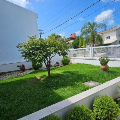 Casa Residencial com 339m², 3 quartos (sendo 3 suítes), 3 garagens, no bairro Santa Mônica em Florianópolis