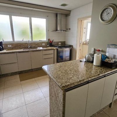 Casa Residencial com 339m², 3 quartos (sendo 3 suítes), 3 garagens, no bairro Santa Mônica em Florianópolis