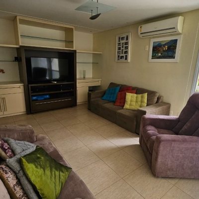 Casa Residencial com 339m², 3 quartos (sendo 3 suítes), 3 garagens, no bairro Santa Mônica em Florianópolis