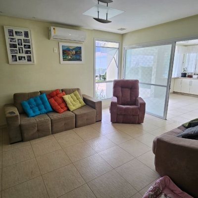 Casa Residencial com 339m², 3 quartos (sendo 3 suítes), 3 garagens, no bairro Santa Mônica em Florianópolis