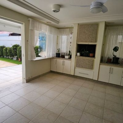 Casa Residencial com 339m², 3 quartos (sendo 3 suítes), 3 garagens, no bairro Santa Mônica em Florianópolis