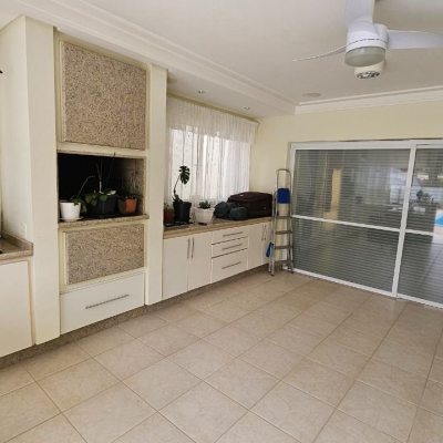 Casa Residencial com 339m², 3 quartos (sendo 3 suítes), 3 garagens, no bairro Santa Mônica em Florianópolis