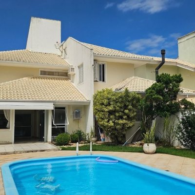 Casa Residencial com 339m², 3 quartos (sendo 3 suítes), 3 garagens, no bairro Santa Mônica em Florianópolis
