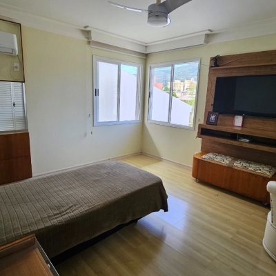Casa Residencial com 339m², 3 quartos (sendo 3 suítes), 3 garagens, no bairro Santa Mônica em Florianópolis