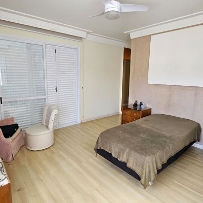 Casa Residencial com 339m², 3 quartos (sendo 3 suítes), 3 garagens, no bairro Santa Mônica em Florianópolis