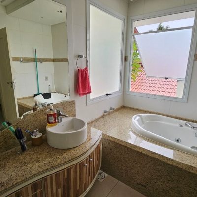 Casa Residencial com 339m², 3 quartos (sendo 3 suítes), 3 garagens, no bairro Santa Mônica em Florianópolis