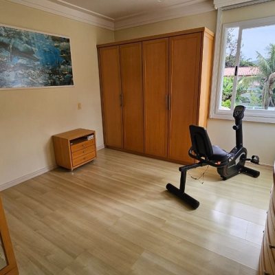 Casa Residencial com 339m², 3 quartos (sendo 3 suítes), 3 garagens, no bairro Santa Mônica em Florianópolis