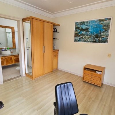 Casa Residencial com 339m², 3 quartos (sendo 3 suítes), 3 garagens, no bairro Santa Mônica em Florianópolis