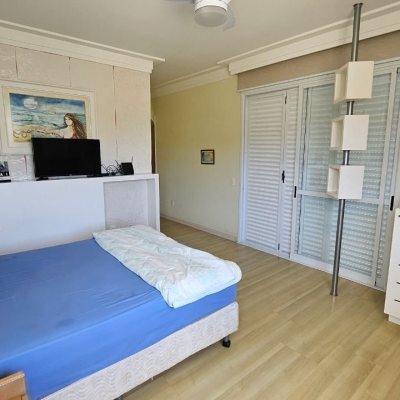 Casa Residencial com 339m², 3 quartos (sendo 3 suítes), 3 garagens, no bairro Santa Mônica em Florianópolis