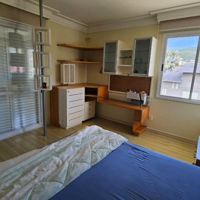 Casa Residencial com 339m², 3 quartos (sendo 3 suítes), 3 garagens, no bairro Santa Mônica em Florianópolis