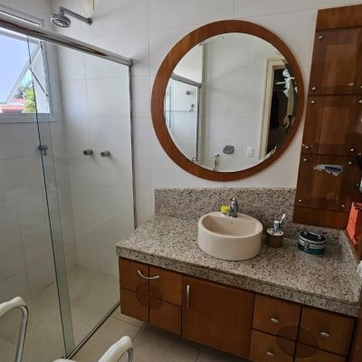 Casa Residencial com 339m², 3 quartos (sendo 3 suítes), 3 garagens, no bairro Santa Mônica em Florianópolis