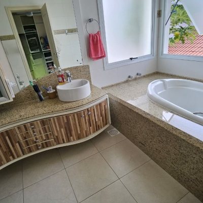 Casa Residencial com 339m², 3 quartos (sendo 3 suítes), 3 garagens, no bairro Santa Mônica em Florianópolis