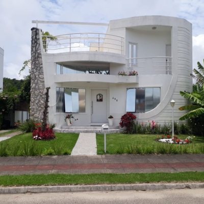 Casa Residencial com 200m², 3 quartos, 1 suíte, 4 garagens, no bairro Cachoeira Do Bom Jesus em Florianópolis