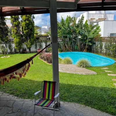 Casa Residencial com 200m², 3 quartos, 1 suíte, 4 garagens, no bairro Cachoeira Do Bom Jesus em Florianópolis