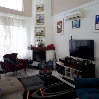 Casa Residencial com 200m², 3 quartos, 1 suíte, 4 garagens, no bairro Cachoeira Do Bom Jesus em Florianópolis