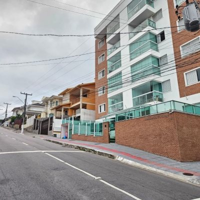 Apartamentos com 88m², 3 quartos (sendo 1 suíte), 2 garagens, no bairro Praia Comprida em São José