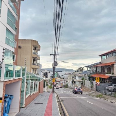 Apartamentos com 88m², 3 quartos (sendo 1 suíte), 2 garagens, no bairro Praia Comprida em São José