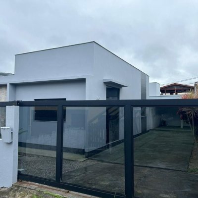 Casa Residencial com 110m², 2 quartos (sendo 1 suíte), 4 garagens, no bairro Rio Tavares em Florianópolis