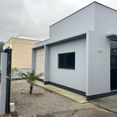 Casa Residencial com 110m², 2 quartos (sendo 1 suíte), 4 garagens, no bairro Rio Tavares em Florianópolis