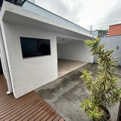 Casa Residencial com 110m², 2 quartos (sendo 1 suíte), 4 garagens, no bairro Rio Tavares em Florianópolis