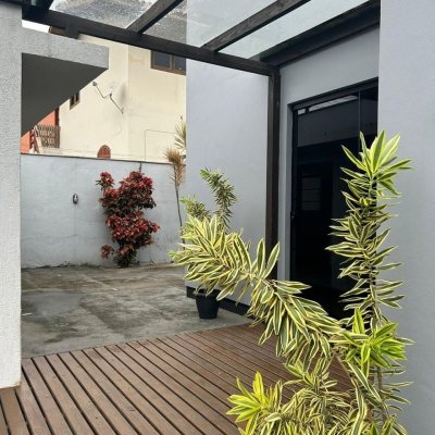 Casa Residencial com 110m², 2 quartos (sendo 1 suíte), 4 garagens, no bairro Rio Tavares em Florianópolis