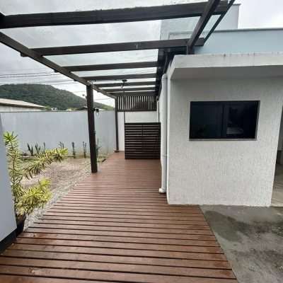 Casa Residencial com 110m², 2 quartos (sendo 1 suíte), 4 garagens, no bairro Rio Tavares em Florianópolis