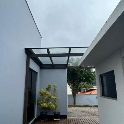 Casa Residencial com 110m², 2 quartos (sendo 1 suíte), 4 garagens, no bairro Rio Tavares em Florianópolis