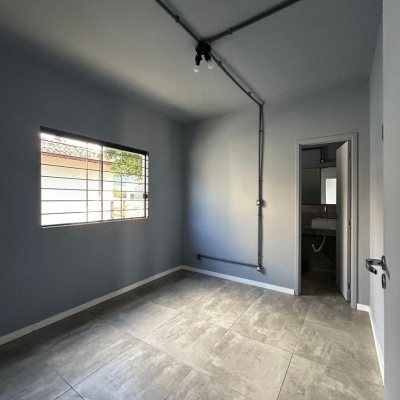 Casa Residencial com 110m², 2 quartos (sendo 1 suíte), 4 garagens, no bairro Rio Tavares em Florianópolis
