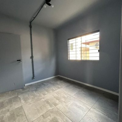 Casa Residencial com 110m², 2 quartos (sendo 1 suíte), 4 garagens, no bairro Rio Tavares em Florianópolis