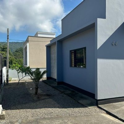 Casa Residencial com 110m², 2 quartos (sendo 1 suíte), 4 garagens, no bairro Rio Tavares em Florianópolis