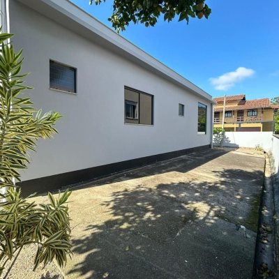 Casa Residencial com 110m², 2 quartos (sendo 1 suíte), 4 garagens, no bairro Rio Tavares em Florianópolis