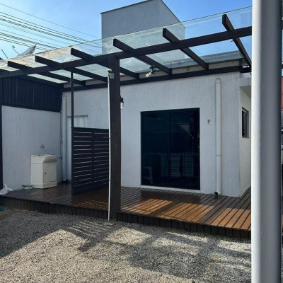 Casa Residencial com 110m², 2 quartos (sendo 1 suíte), 4 garagens, no bairro Rio Tavares em Florianópolis
