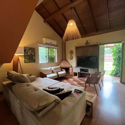 Casa Residencial com 250m², 3 quartos (sendo 2 suítes), 2 garagens, no bairro Pântano Do Sul em Florianópolis