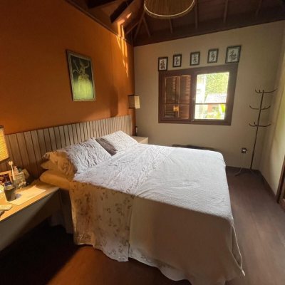 Casa Residencial com 250m², 3 quartos (sendo 2 suítes), 2 garagens, no bairro Pântano Do Sul em Florianópolis