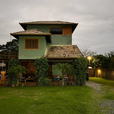 Casa Residencial com 250m², 3 quartos (sendo 2 suítes), 2 garagens, no bairro Pântano Do Sul em Florianópolis