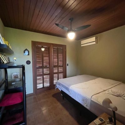 Casa Residencial com 250m², 3 quartos (sendo 2 suítes), 2 garagens, no bairro Pântano Do Sul em Florianópolis