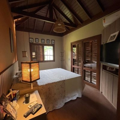 Casa Residencial com 250m², 3 quartos (sendo 2 suítes), 2 garagens, no bairro Pântano Do Sul em Florianópolis