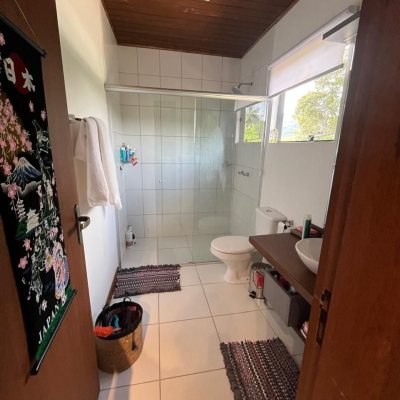 Casa Residencial com 250m², 3 quartos (sendo 2 suítes), 2 garagens, no bairro Pântano Do Sul em Florianópolis