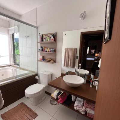 Casa Residencial com 250m², 3 quartos (sendo 2 suítes), 2 garagens, no bairro Pântano Do Sul em Florianópolis