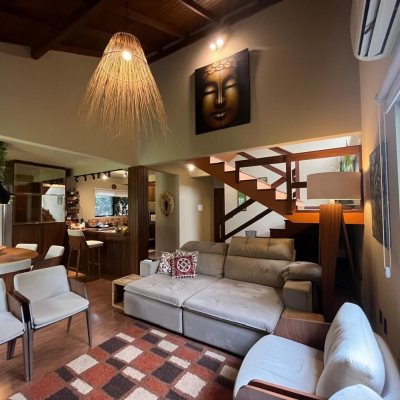 Casa Residencial com 250m², 3 quartos (sendo 2 suítes), 2 garagens, no bairro Pântano Do Sul em Florianópolis