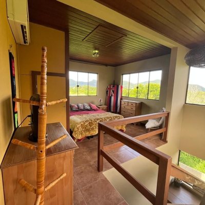 Casa Residencial com 250m², 3 quartos (sendo 2 suítes), 2 garagens, no bairro Pântano Do Sul em Florianópolis