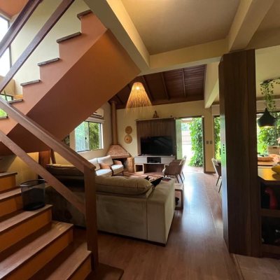 Casa Residencial com 250m², 3 quartos (sendo 2 suítes), 2 garagens, no bairro Pântano Do Sul em Florianópolis