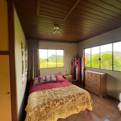 Casa Residencial com 250m², 3 quartos (sendo 2 suítes), 2 garagens, no bairro Pântano Do Sul em Florianópolis