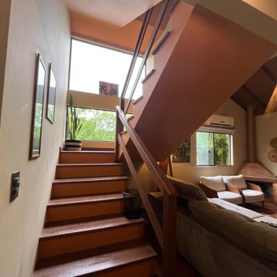 Casa Residencial com 250m², 3 quartos (sendo 2 suítes), 2 garagens, no bairro Pântano Do Sul em Florianópolis