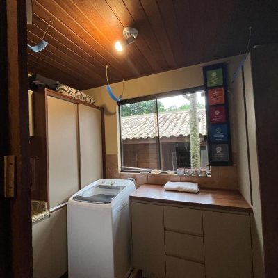 Casa Residencial com 250m², 3 quartos (sendo 2 suítes), 2 garagens, no bairro Pântano Do Sul em Florianópolis