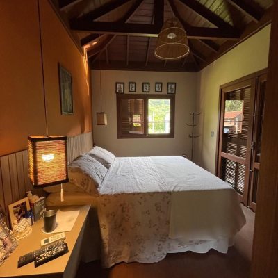 Casa Residencial com 250m², 3 quartos (sendo 2 suítes), 2 garagens, no bairro Pântano Do Sul em Florianópolis