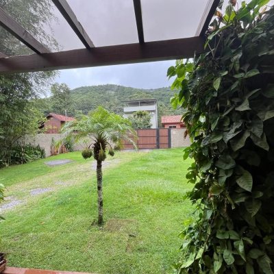 Casa Residencial com 250m², 3 quartos (sendo 2 suítes), 2 garagens, no bairro Pântano Do Sul em Florianópolis