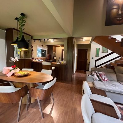 Casa Residencial com 250m², 3 quartos (sendo 2 suítes), 2 garagens, no bairro Pântano Do Sul em Florianópolis