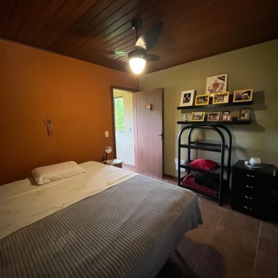 Casa Residencial com 250m², 3 quartos (sendo 2 suítes), 2 garagens, no bairro Pântano Do Sul em Florianópolis